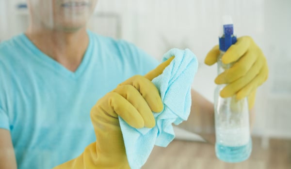 Jak usunąć kamień z kabiny prysznicowej?